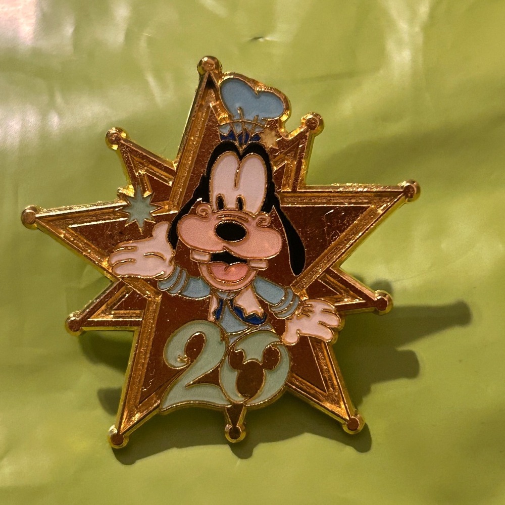 Disney Tokyo DisneySea 20th Anniversary Goofy Star Enamel Pin